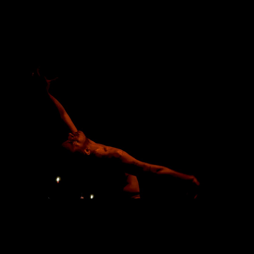 Akad⁰ performing Momentum under warm stage lighting at Kultur Lounge, Leipzig · 04